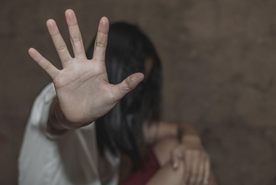 Καταγγελία σοκ: Ανήλικη κατηγορεί τη μητέρα της ότι την εξέδιδε