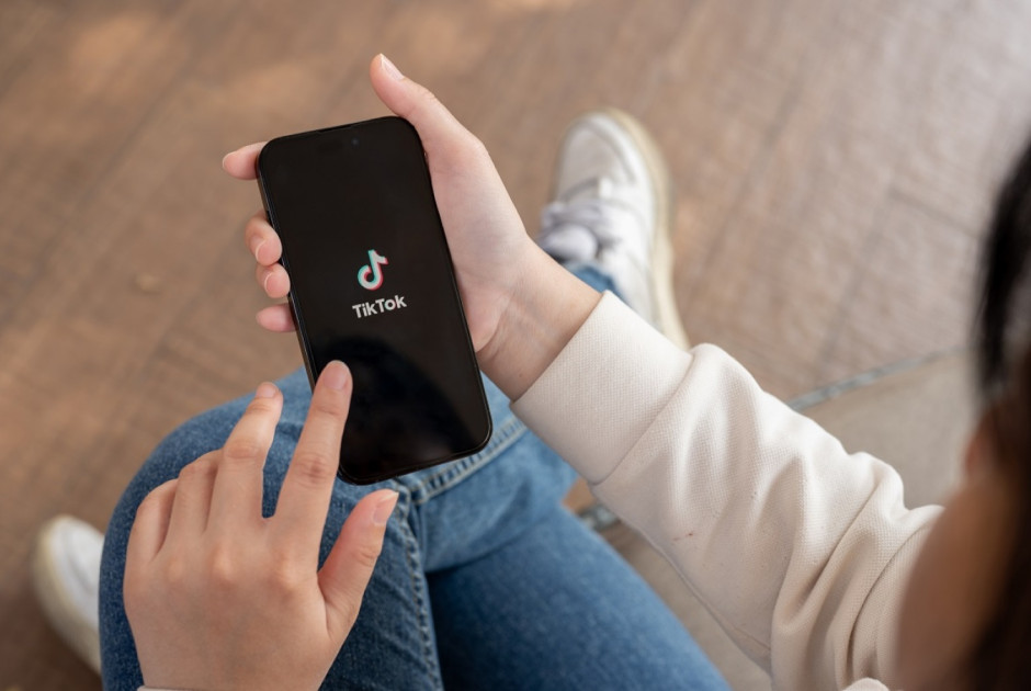 TikTok: Aπορρίπτει και αποκαλεί «ψευδή» τα ευρήματα της ΕΕ για «εθιστικό σχεδιασμό»