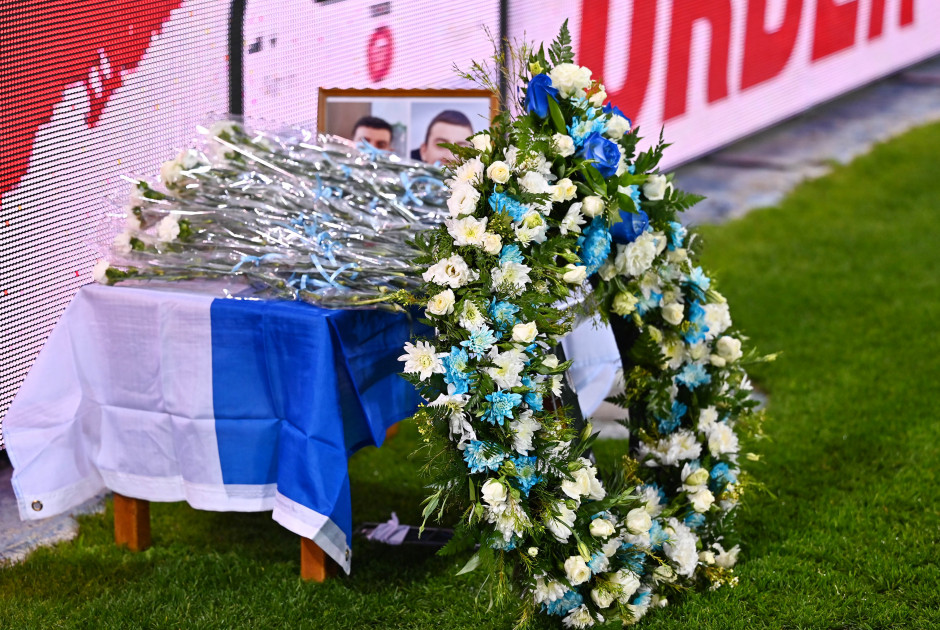 Ανόρθωση - ΑΠΟΕΛ: Λουλούδια εις μνήμη του 16χρονου Χρίστου Παναγή