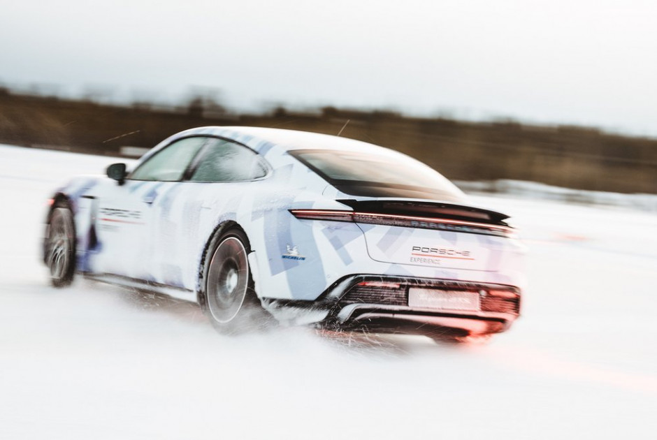 Drifting 17 χιλιόμετρα συνεχόμενα στον πάγο: Ένας τίτλος GUINNESS WORLD RECORDS™ για την Taycan