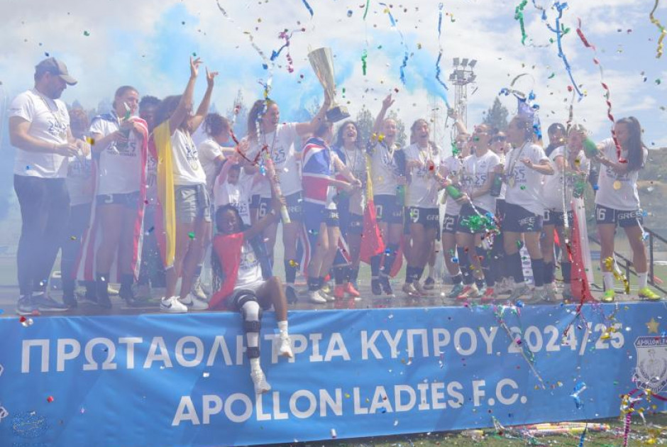 Απονομή τίτλου στην πρωταθλήτρια ομάδα Apollon Ladies