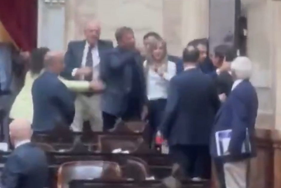 Χάος στη Βουλή της Αργεντινής - Βουλευτές πιάστηκαν στα χέρια