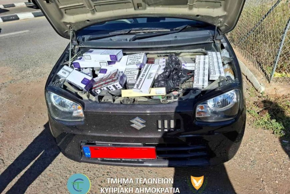 Στη μηχανή αυτοκινήτου έκρυψε καπνικά προϊόντα από τα κατεχόμενα