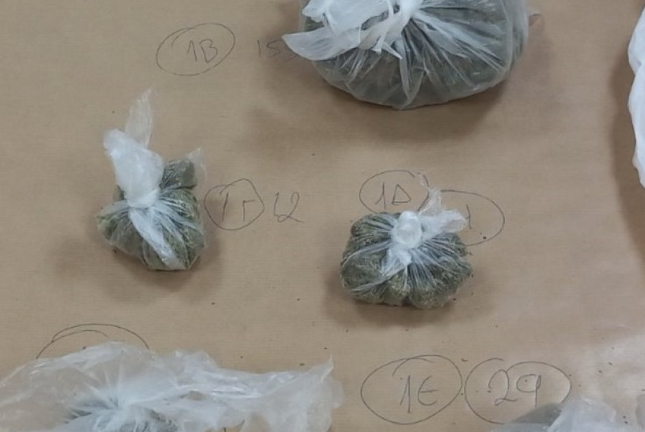 Σύλληψη 24χρονου για κατοχή ναρκωτικών και χιλιάδων ευρώ στην οικία του