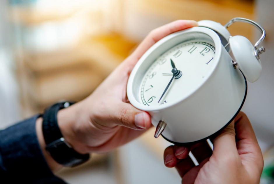 Τερματίζεται η περίοδος της θερινής ώρας - Πότε γυρίζουν οι δείκτες των ρολογιών