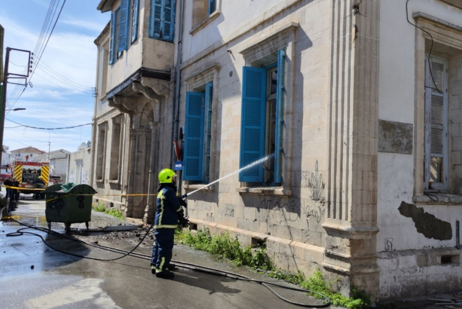 Στις φλόγες τυλίχθηκε κτίριο στη Λάρνακα-Διερευνώνται όλα τα ενδεχόμενα για τα αίτια (ΦΩΤΟΣ)