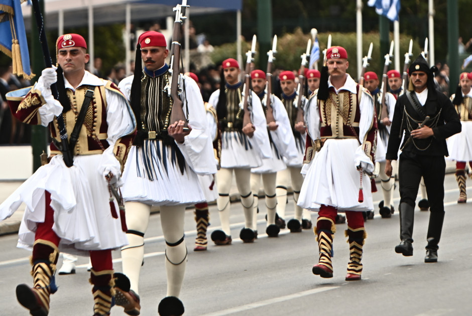 Λανθασμένη ιστορική αναφορά και γκάφα από εκφωνητή κατά τη χθεσινή παρέλαση (ΒΙΝΤΕΟ)