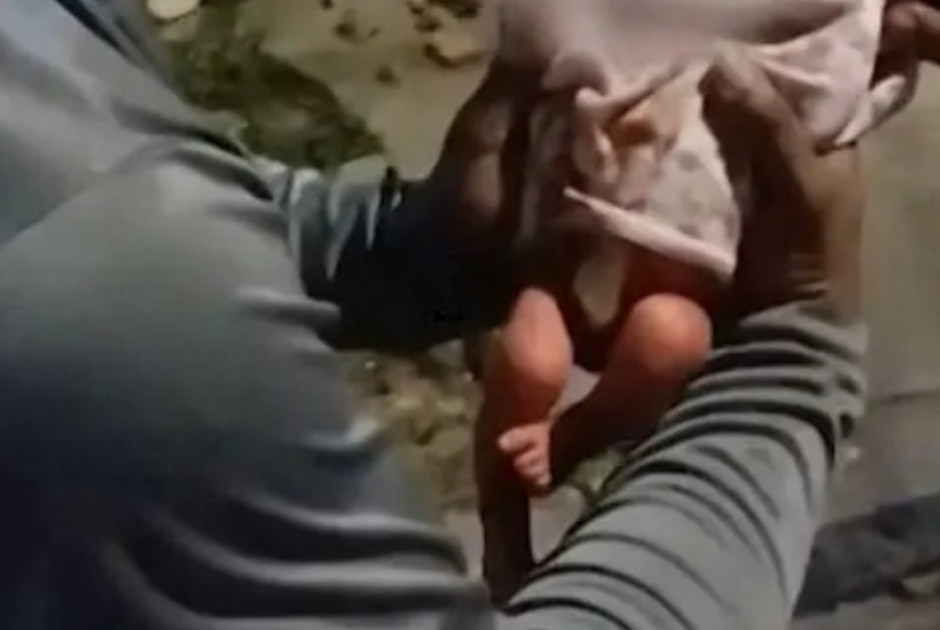 Εργαζόμενος στην υπηρεσία καθαριότητας βρίσκει νεογέννητο πλάι σε κάδο σκουπιδιών