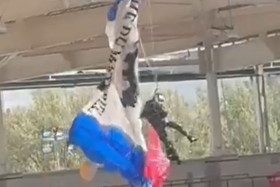 Γαλλία: Αλεξιπτωτιστής μπλέχτηκε σε οροφή γεμάτου σταδίου (ΒΙΝΤΕΟ)