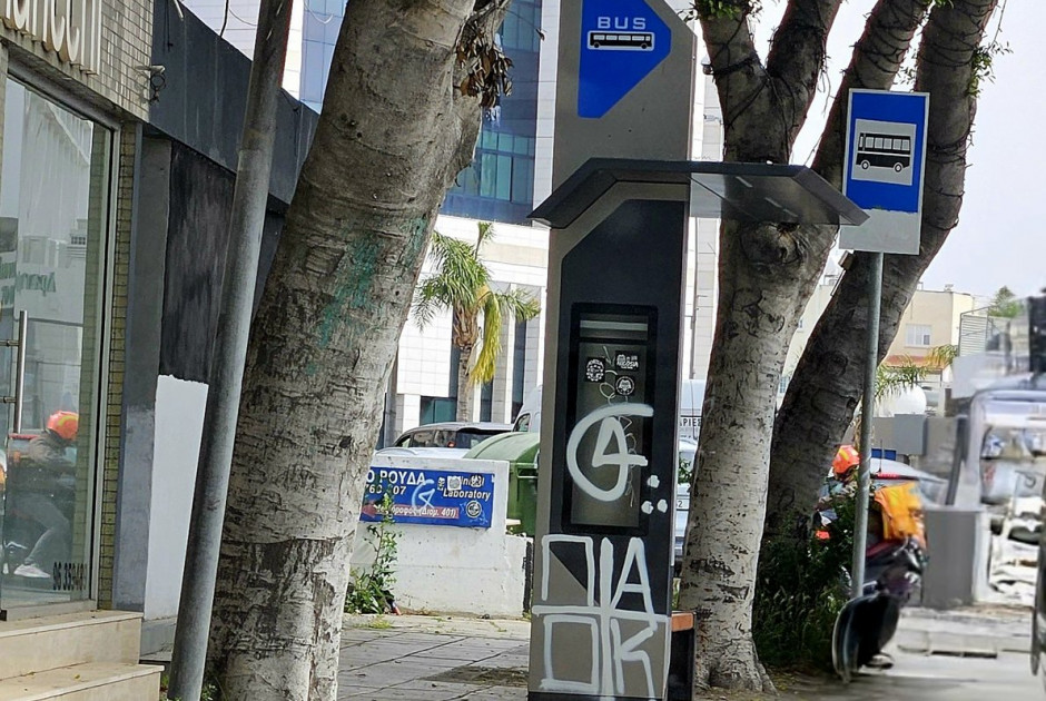 Βανδάλισαν «έξυπνη στάση» λεωφορείου στο κέντρο της πρωτεύουσας (ΦΩΤΟ)