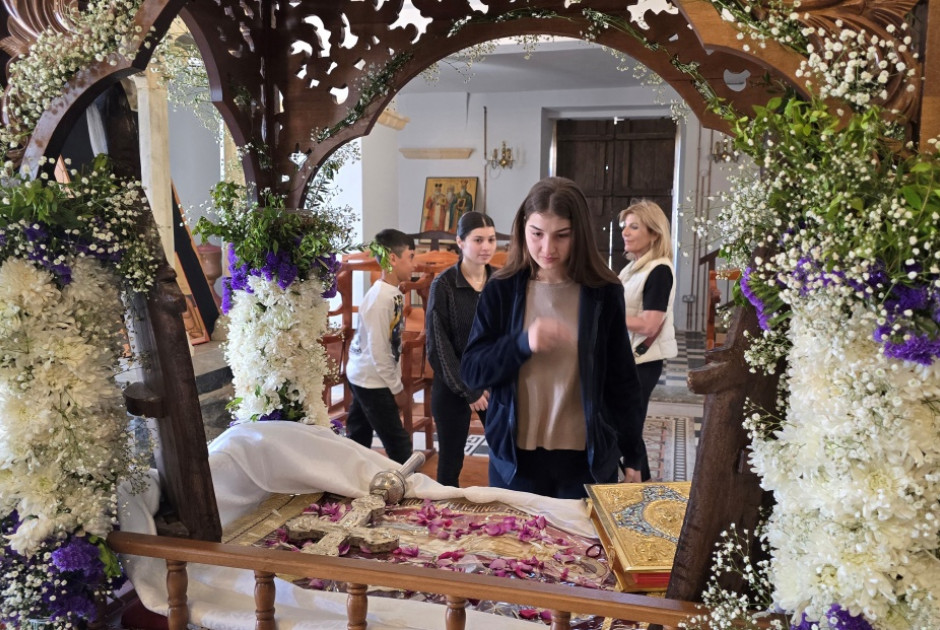 Πάσχα στο σκλαβωμενο Ριζοκάρπασο-Παιδιά και νέοι στόλισαν και φέτος τον Επιτάφιο (ΦΩΤΟΣ)
