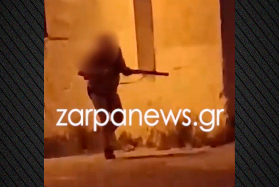 Τρόμος: Ημίγυμνος ηλικιωμένος βγήκε στους δρόμους και ξεκίνησε να πυροβολεί