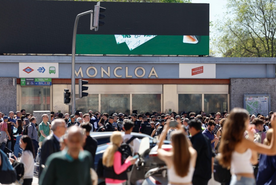 Στο παλάτι La Moncloa ο Σάντσεθ - Βοήθεια από τη Γαλλία για επαναφορά