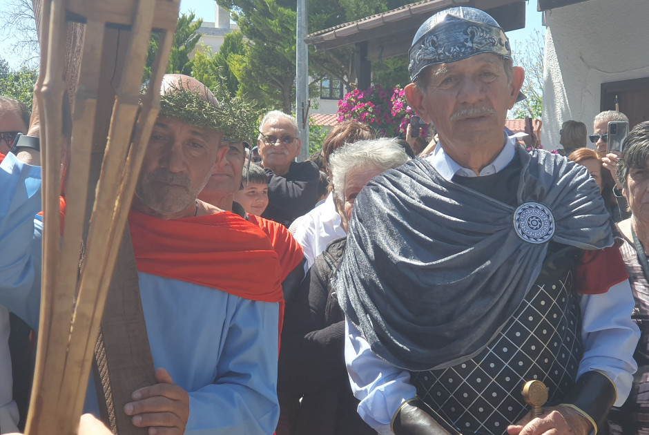 Αναβίωσαν και φέτος την αναπαράσταση της μεταφοράς του Τιμίου Σταυρού στον Κάθηκα (ΦΩΤΟΣ)