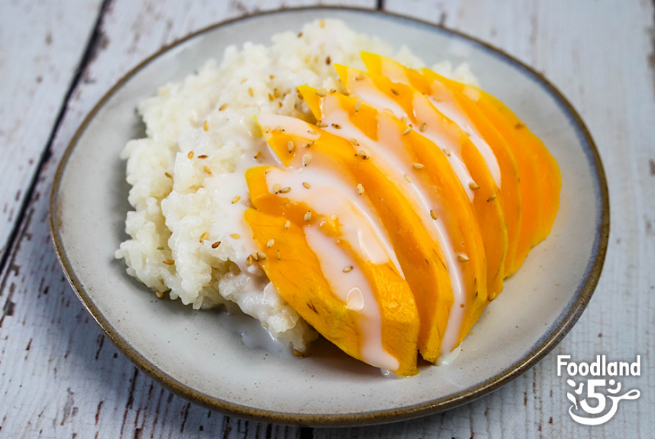 Γιατί το mango sticky rice είναι ένα από τα πιο αγαπημένα καλοκαιρινά πιάτα της Ταϊλάνδης