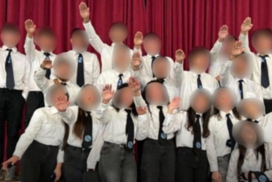«Σπάει» τη σιωπή του για τον ναζιστικό χαιρετισμό το ΥΠΑΝ