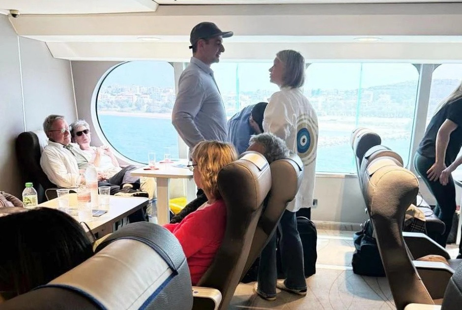 Ο Κυριάκος Μητσοτάκης στην Τήνο με το πλοίο της γραμμής (ΦΩΤΟΣ)