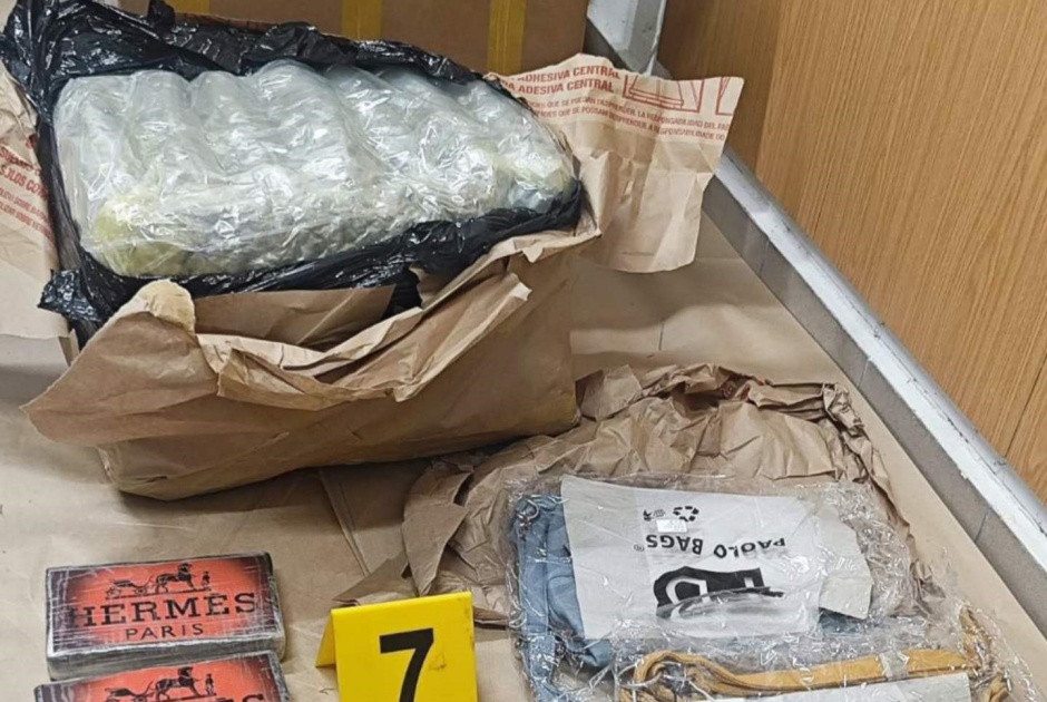 Πάνω από 120 κιλά ναρκωτικά παρέλαβε 31χρονος με κούριερ