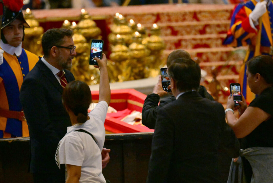 Το πένθος ως θέαμα: Βγάζουν selfies δίπλα στο φέρετρο του Πάπα (Εικόνες)