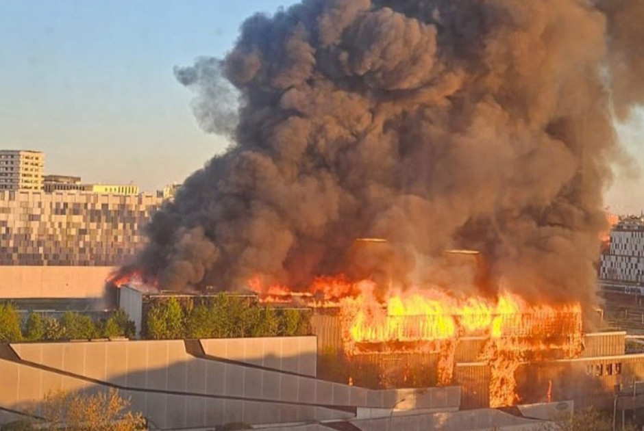 Μεγάλη φωτιά στο Παρίσι - Στις φλόγες κέντρο διαλογής απορριμάτων