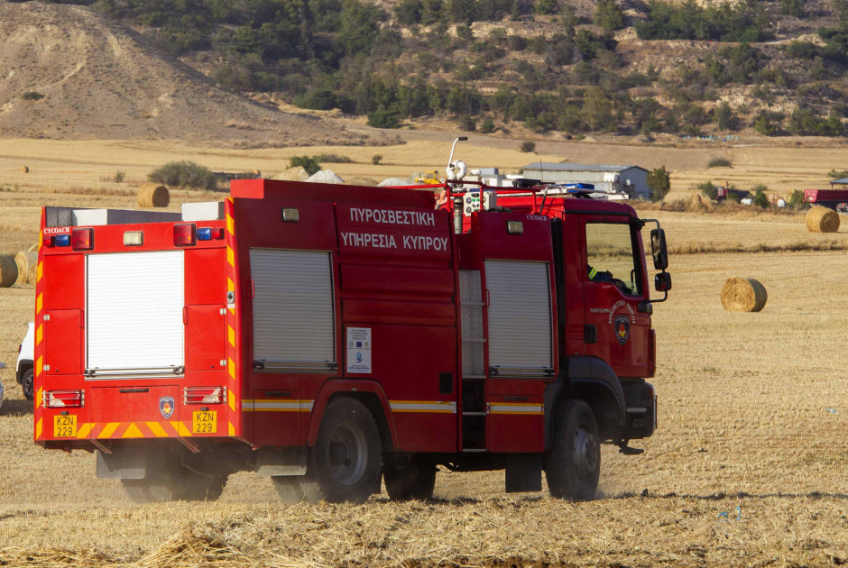 Μαίνεται πυρκαγιά στο Πραστειό Λεμεσού
