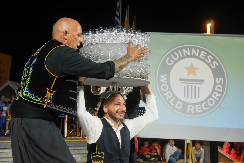 Ρεκόρ Guinness στον παραδοσιακό χορό των ποτηριών στην Αραδίππου (ΦΩΤΟ)