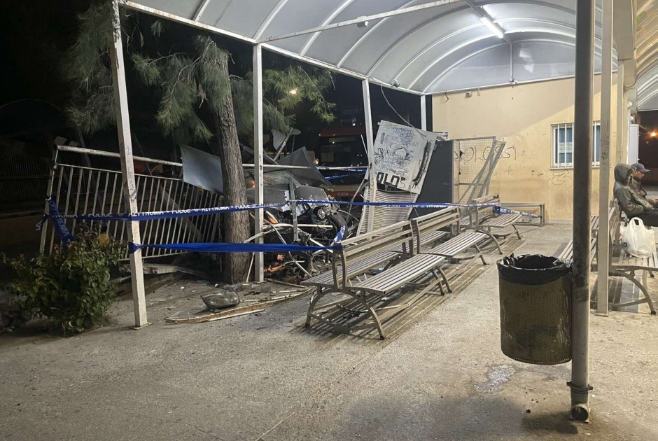 Οδηγός έχασε τον έλεγχο και προσέκρουσε σε κεντρικό σταθμό της Λεμεσού-Άμορφη μάζα το όχημα (ΒΙΝΤΕΟ)