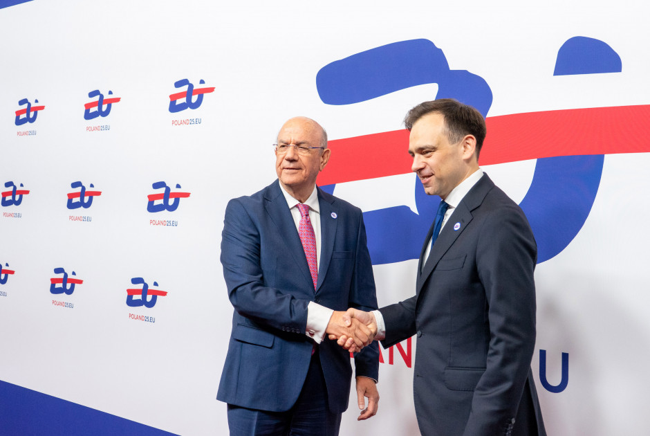 ΥΠΟΙΚ: Πρωταρχικός στόχος ο διάλογος με ΗΠΑ για δασμούς