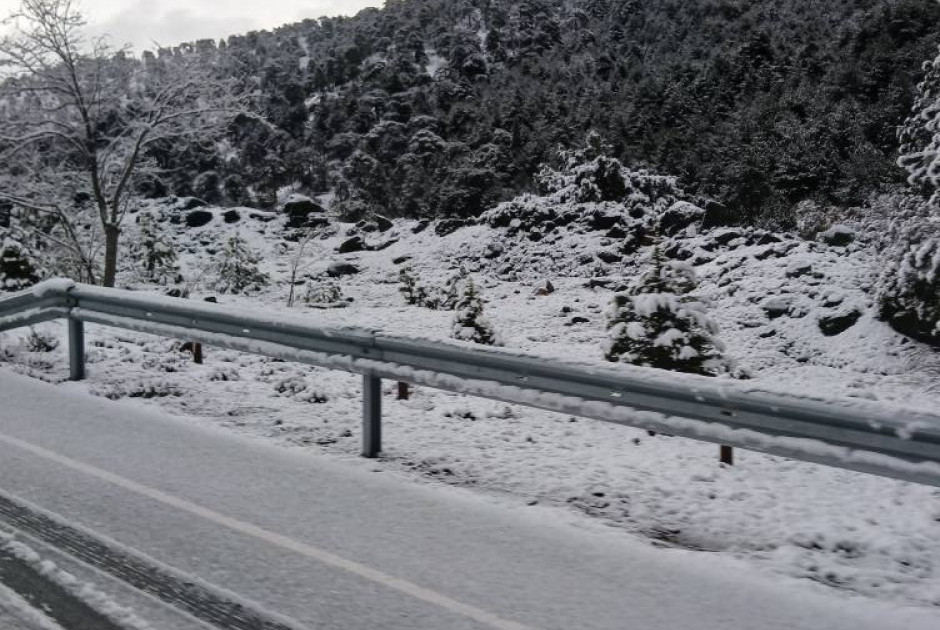 Απριλιάτικη χιονόπτωση στο Τρόοδος – Ανοιχτοί δρόμοι μόνο για οχήματα 4×4 ή αντιολισθητικές αλυσίδες