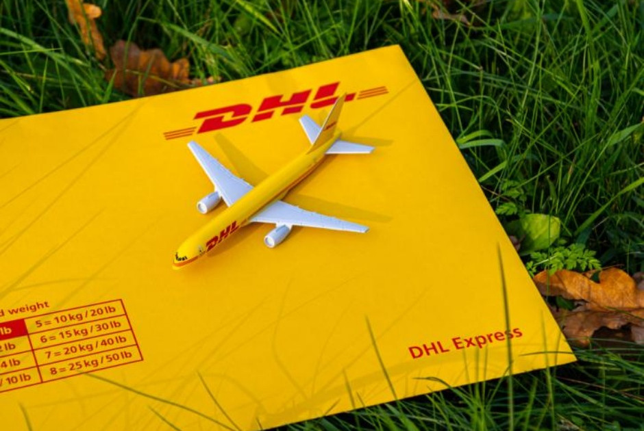 DHL: Αναστέλλει τις διεθνείς αποστολές αξίας άνω των 800 δολαρίων προς τις ΗΠΑ