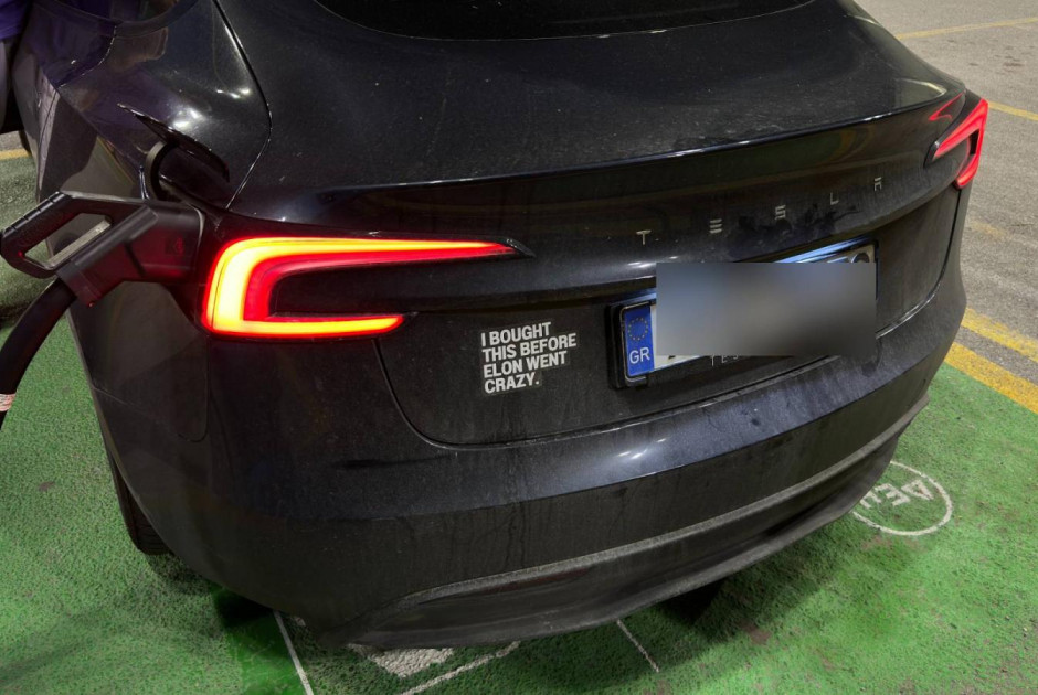 Τα «αντι-Elon» αυτοκόλλητα έκαναν την εμφάνισή τους και στην Ελλάδα