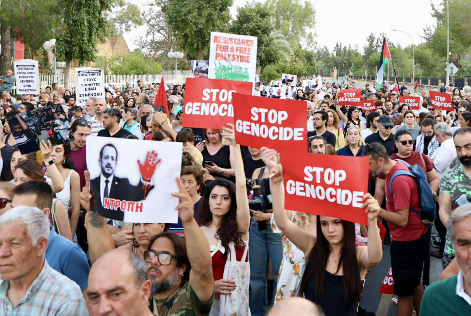 Πλήθος κόσμου έξω από το Προεδρικό – Μήνυμα αλληλεγγύης στους Παλαιστίνιους (ΒΙΝΤΕΟ)