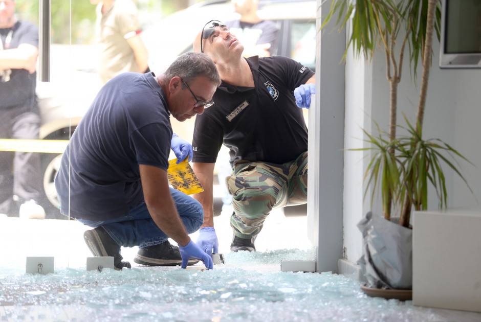 Ντόρος για το τίποτα – Ράγισε απλά το γυαλί στα κεντρικά γραφεία του ΔΗΣΥ