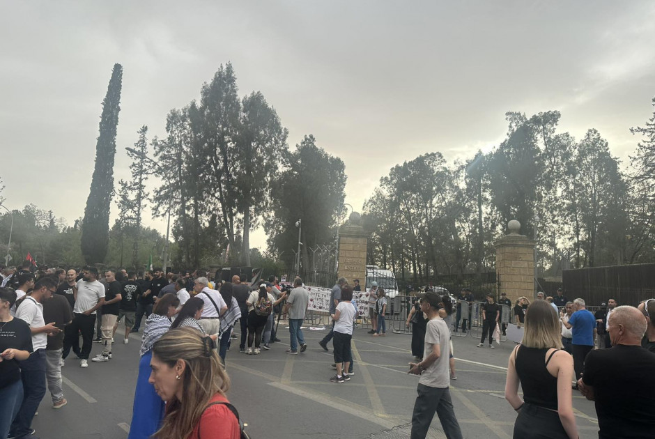 Πλήθος κόσμου έξω από το Προεδρικό για τη Γάζα (ΒΙΝΤΕΟ&ΦΩΤΟΣ)