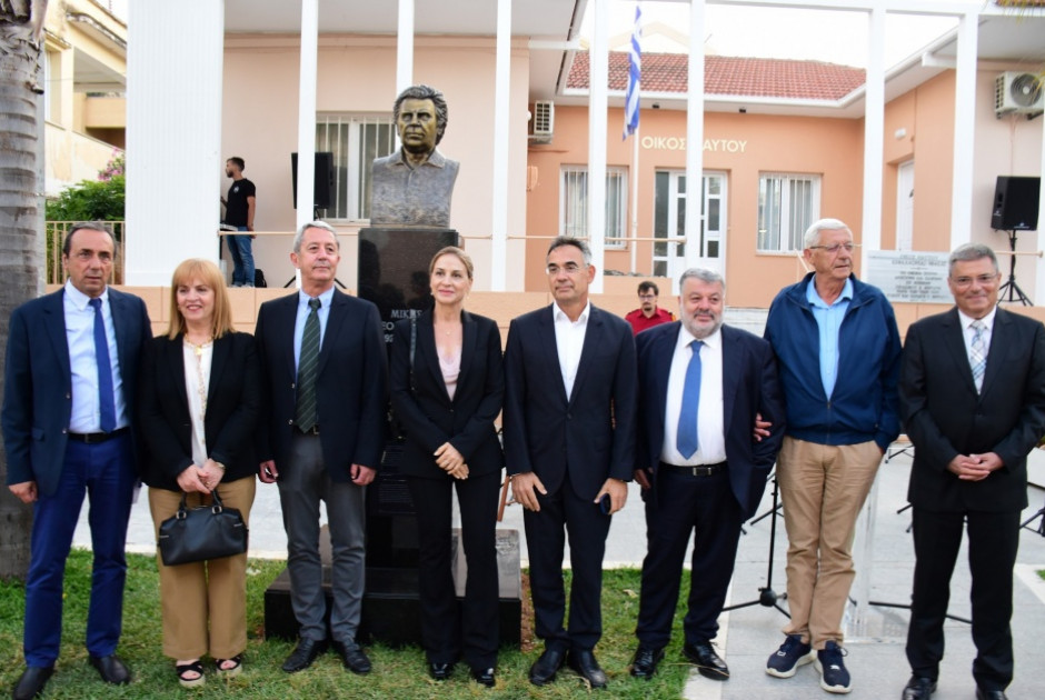 Το Ίδρυμα «Φώτος Φωτιάδης» δωρίζει προτομή του Μίκη Θεοδωράκη στον Δήμο Αργοστολίου