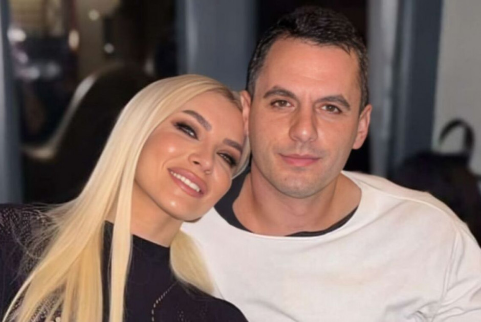 Καινούργιου: Το πανό-αφιέρωμα στο εστιατόριο του συντρόφου της μετά την πρόταση