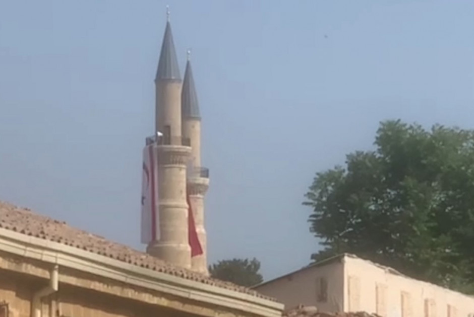 «Στόλισαν» μιναρέ με τις σημαίες της ντροπής κατά τη ξενάγηση Τασούλα (ΒΙΝΤΕΟ & ΦΩΤΟ)