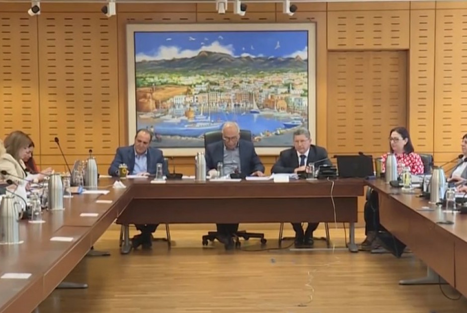 Έβαλαν… τραουθκιές σε Επιτροπή της Βουλής (ΒΙΝΤΕΟ)