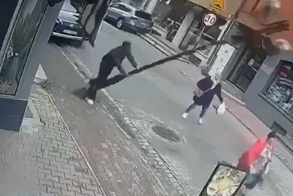Τρομακτικό βίντεο: Η στιγμή που κολώνα καταπλακώνει γυναίκα ενώ περπατά αμέριμνη