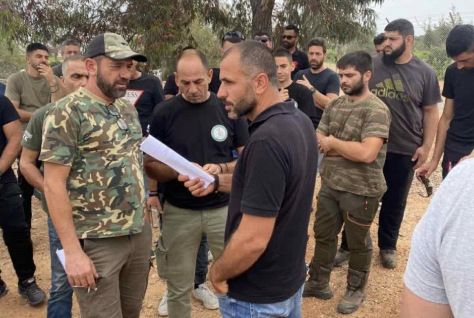 Διαμαρτυρία κυνηγών έξω από τον Αστυνομικό Σταθμό Δεκέλειας (ΒΙΝΤΕΟ)