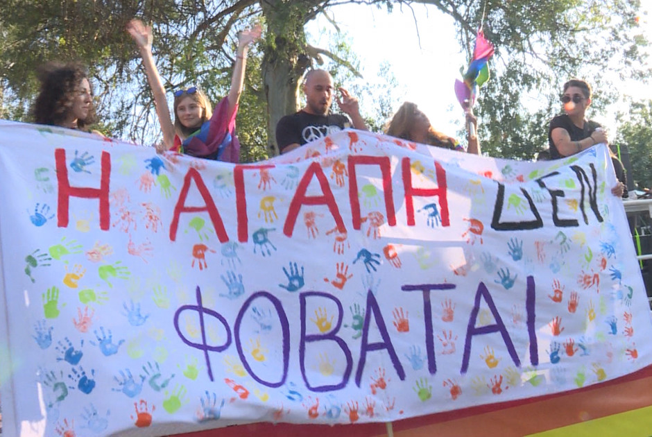 «Η αγάπη δεν φοβάται» – Στα μαύρα οι συμμετέχοντες στην Πορεία Υπερηφάνειας (ΒΙΝΤΕΟ)