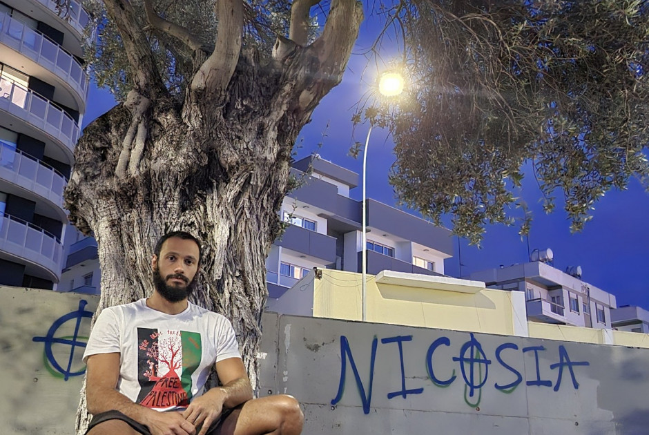 Βγήκε σε δέντρο και πραγματοποιεί απεργία πείνας διαμαρτυρόμενος για την ανθρωπιστική κρίση στην Παλ