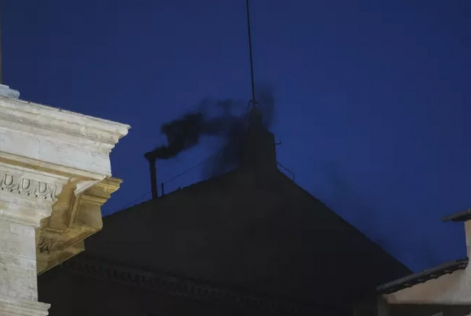 Βατικανό: Μαύρος καπνός από το κονκλάβιο στην πρώτη ψηφοφορία για τον νέο Πάπα