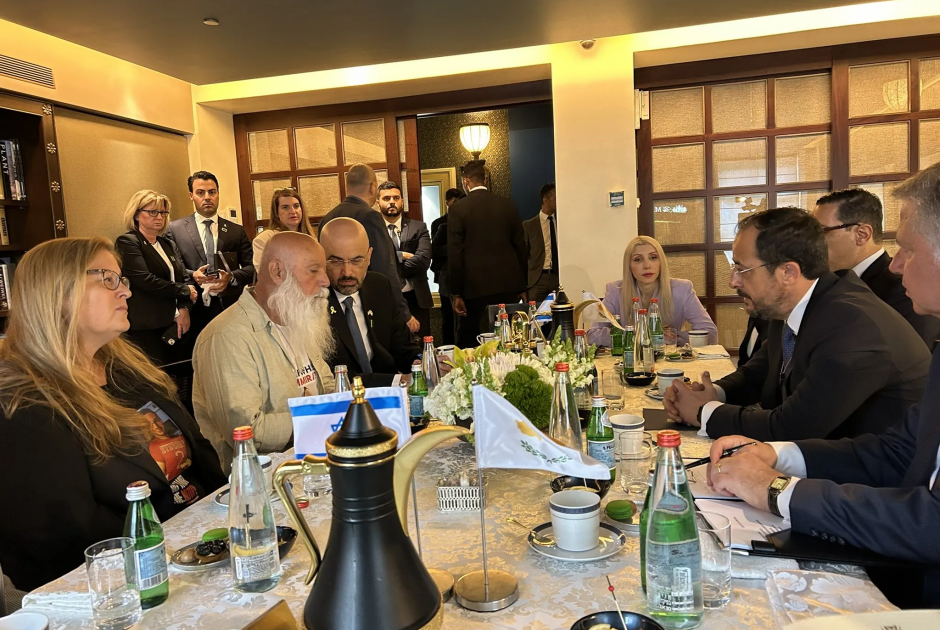 Συναντήθηκε με οικογένειες ομήρων ο ΠτΔ – «Είμαστε όλοι μαζί σε αυτό»