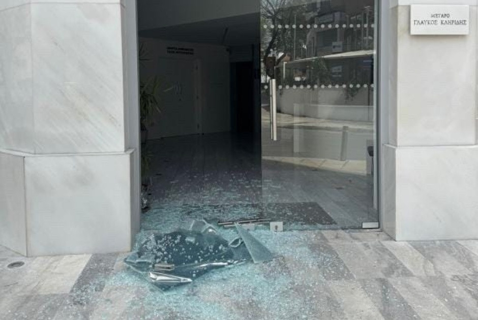 Έρευνες Αστυνομίας για βανδαλισμούς στα κεντρικά γραφεία του ΔΗΣΥ