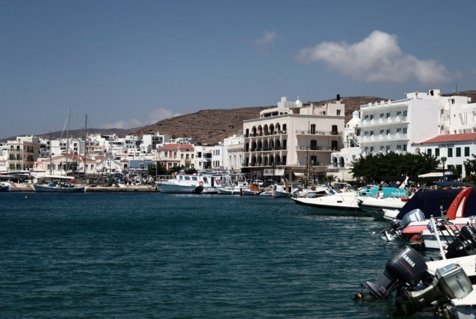 Πλοίο προσέκρουσε στο λιμάνι της Τήνου