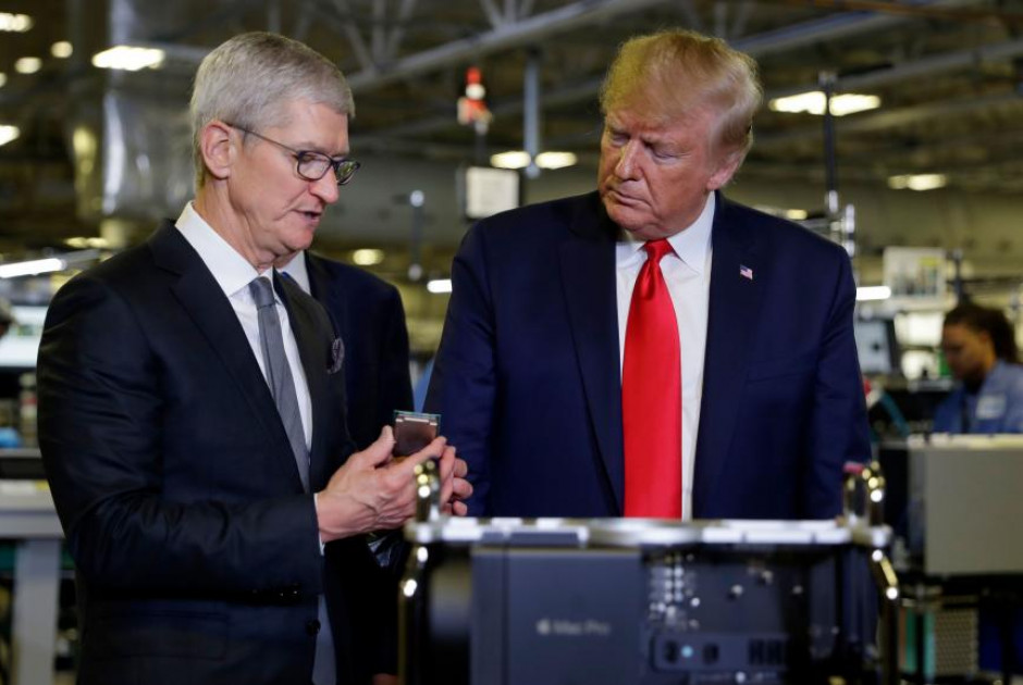 Όχι «made in India» iPhones – «Τώρα πρέπει να κατασκευάζεις σε εμάς» είπε ο Τραμπ στον Τιμ Κουκ