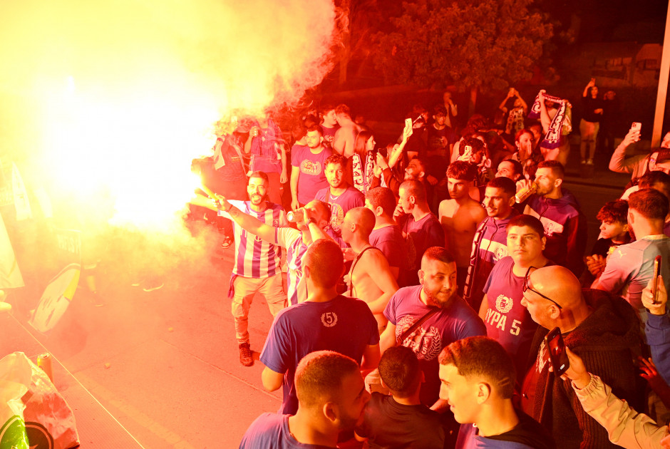 Οι Παφίτες στους δρόμους: Η άφιξη του λεωφορείου – ΧΑΜΟΣ στην πλατεία Κένεντυ (ΒΙΝΤΕΟ)