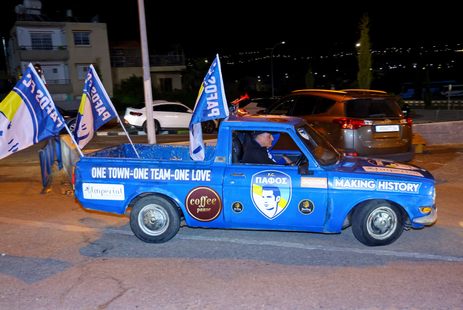 Οι Παφίτες στους δρόμους: Το ανοικτό λεωφορείο και οι πανηγυρισμοί στις πλατείες της πόλης (ΦΩΤΟΣ)