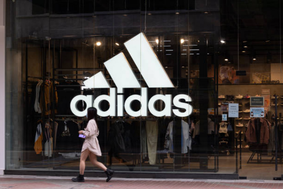Adidas: Αυξάνει τις τιμές όλων των προϊόντων της στις ΗΠΑ λόγω δασμών Τραμπ